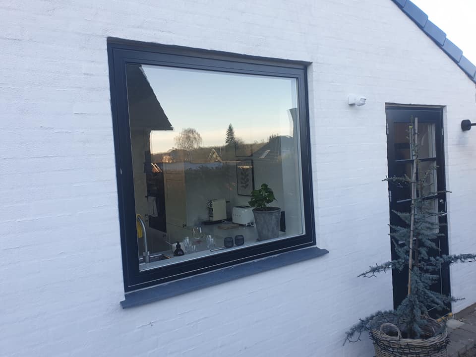 Ombygning og tilbygning af bolig med ny facade og tagkonstruktion