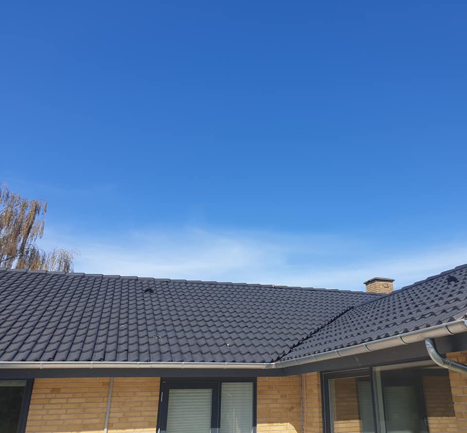 Nyt sort tegltag udført på parcelhus med fokus på holdbarhed og ensartet finish.