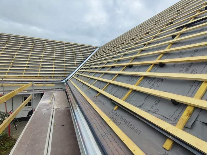 Nyt tegltag på tilbygning med udhæng og tilpasset tagkonstruktion