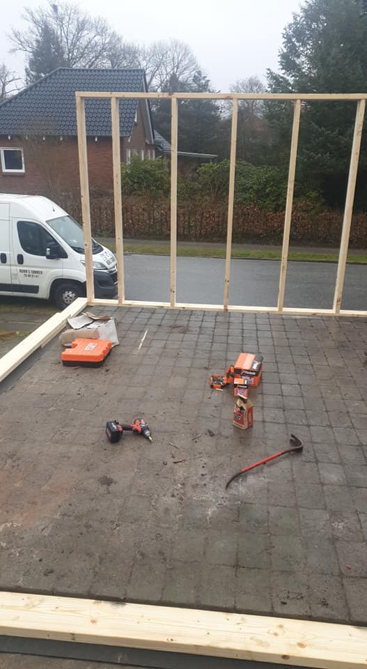 Træskelet til ny tilbygning opført på terrasse