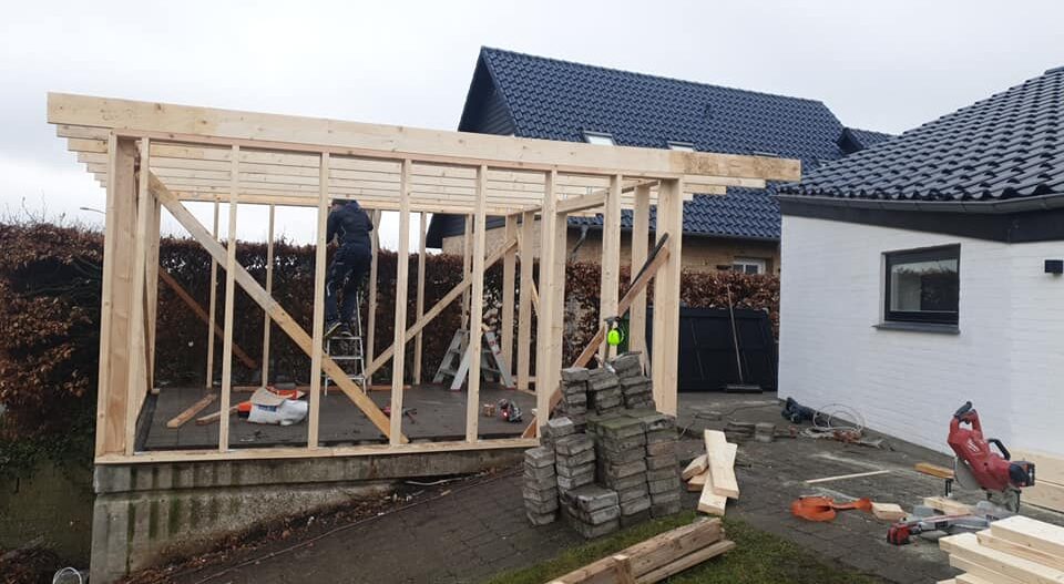 Udvendig facade med nyt tag og beklædning under renovering