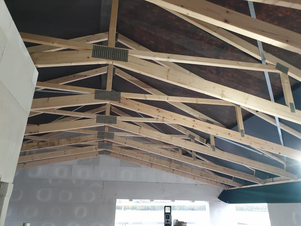 Indvendig tagkonstruktion med synlige spær og bjælker