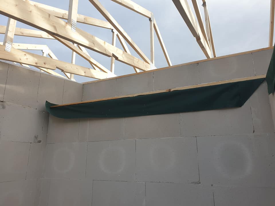 Nyt tag under opbygning med spær og undertag